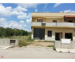 VILLA INDIPENDENTE CON GARAGE E GIARDINO