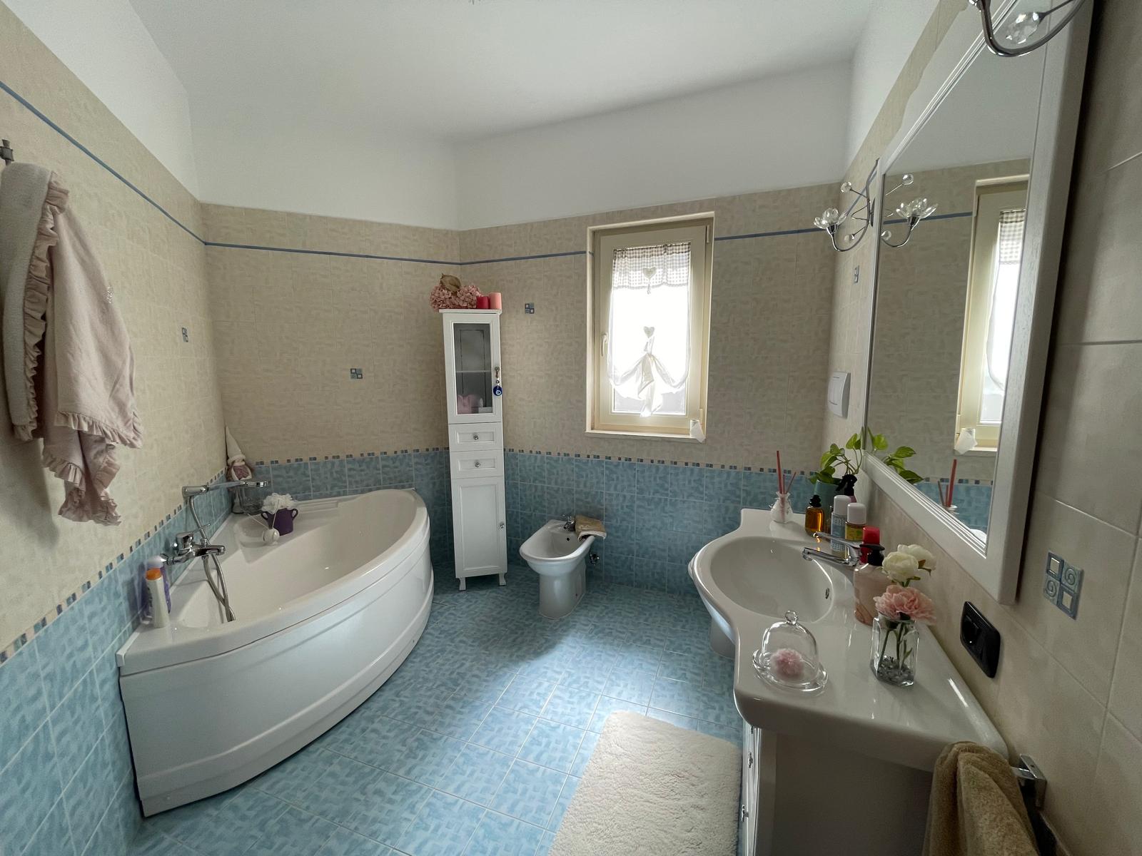 APPARTAMENTO CON BOX AUTO ZONA POGGIO