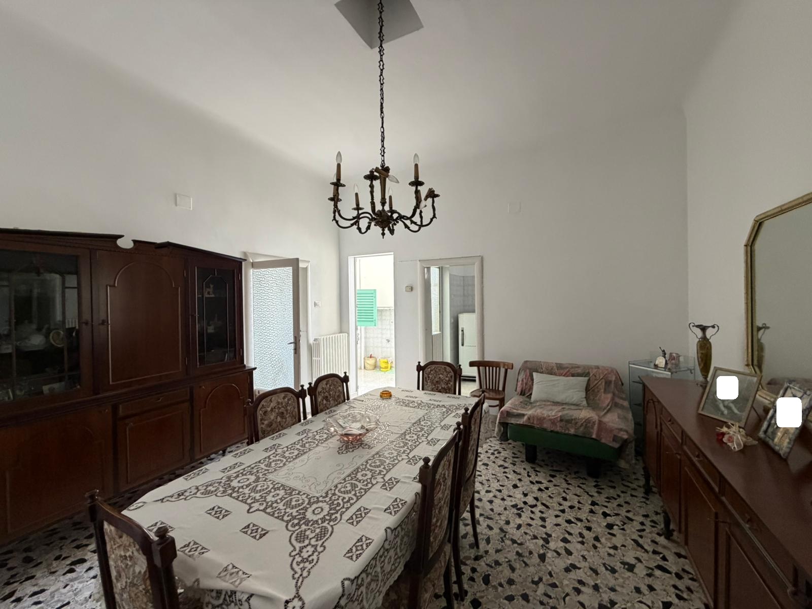 INTERO STABILE GINOSA