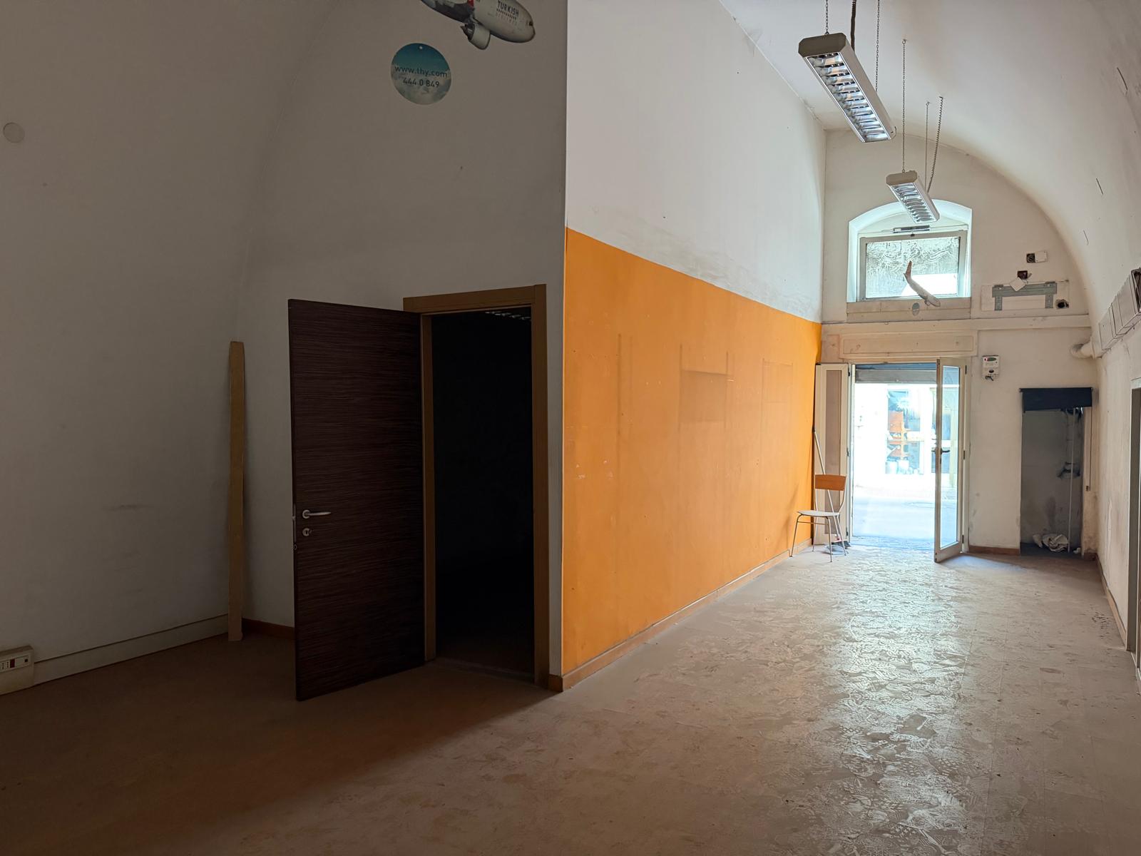 INTERO STABILE GINOSA