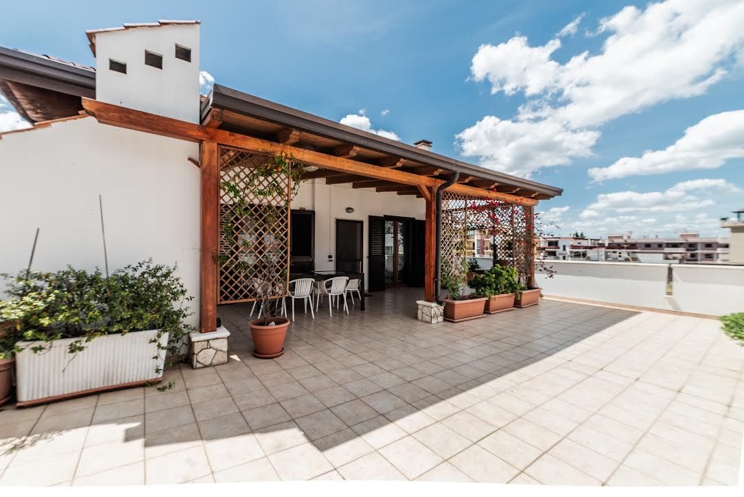 APPARTAMENTO CON MANSARDA E GARAGE