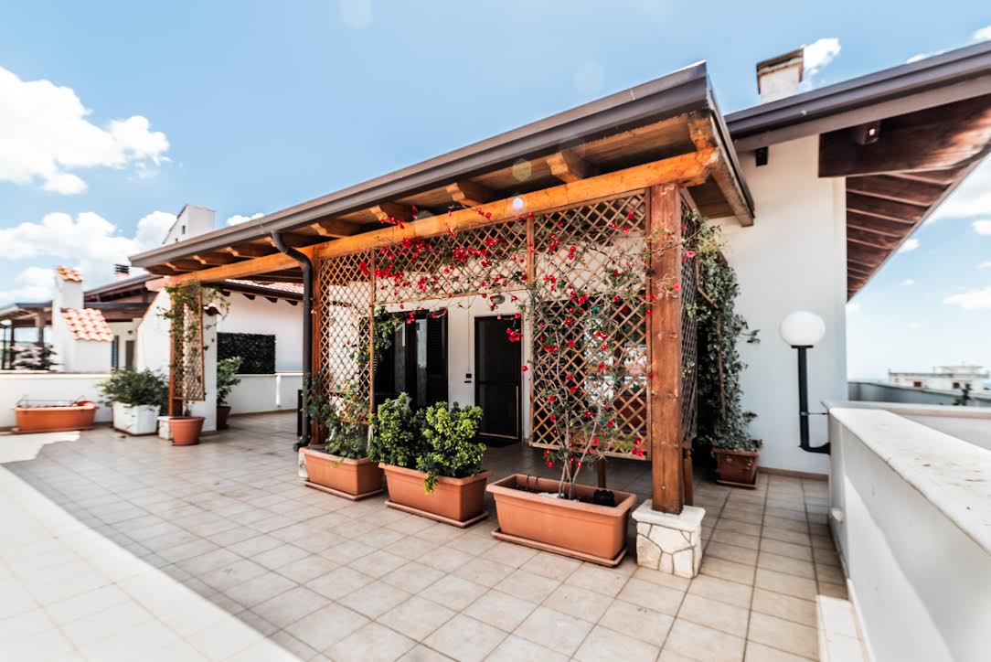 APPARTAMENTO CON MANSARDA E GARAGE